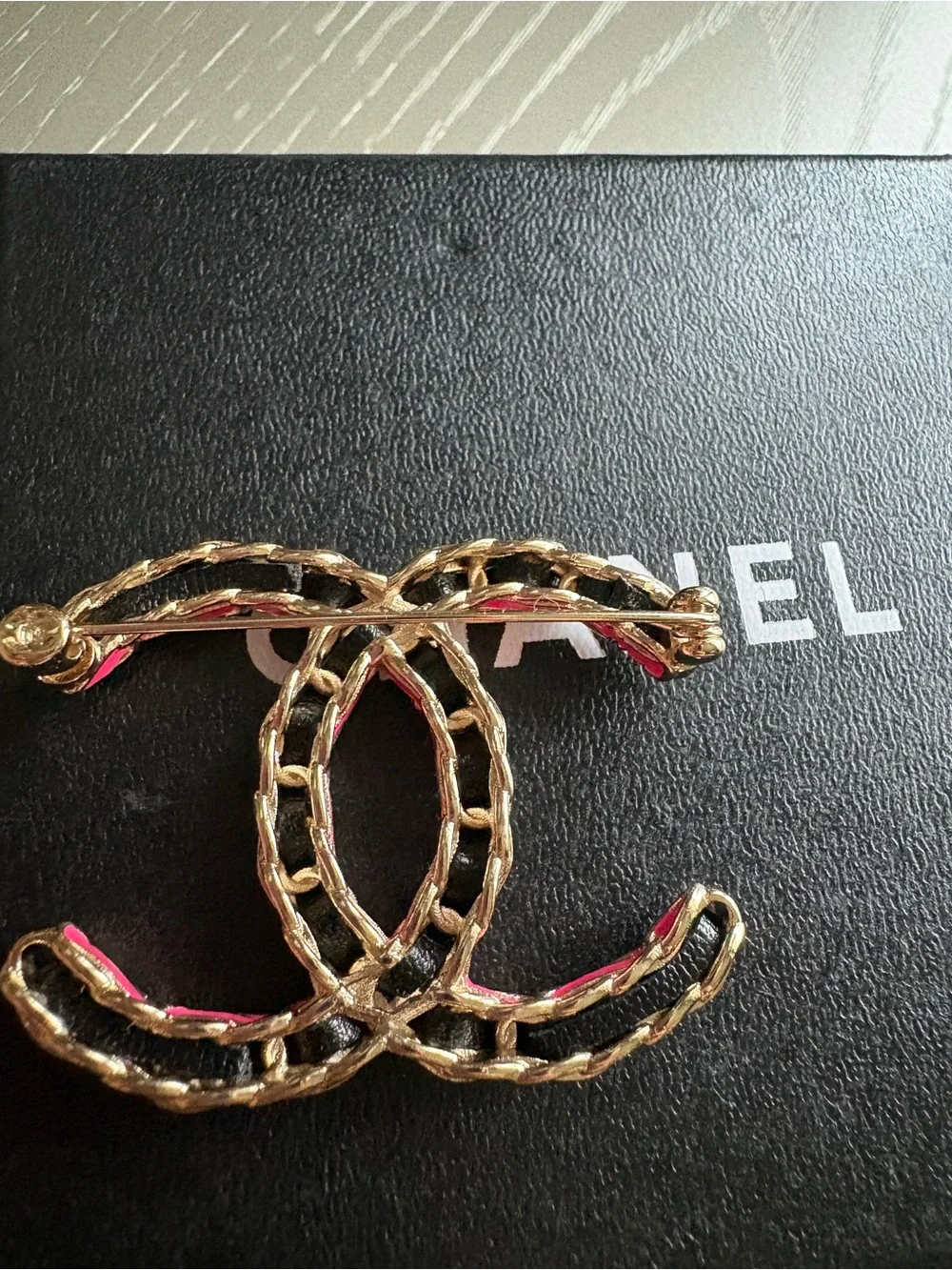 FASHION Double C Chain-Link Brooch in Black and Gold